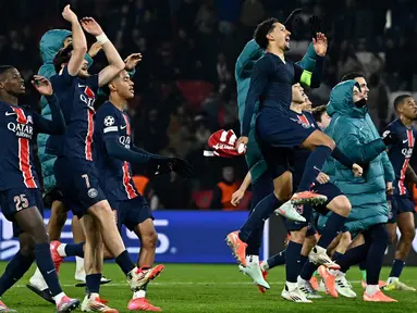 Pemain Paris Saint-Germain (PSG) merayakan kemenangan pada akhir pertandingan leg kedua play-off fase gugur Liga Champions 2024/2025 melawan Brest di stadion Parc des Princes, Paris, Rabu 19 Februari 2025 waktu setempat atau Kamis 20 Februari 2025 dini hari WIB. (JULIEN DE ROSA/AFP)