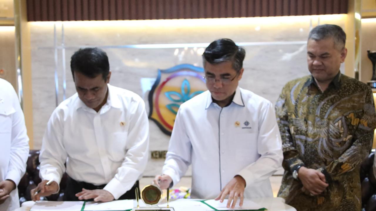 Teken MoU, Mentan Amran dan Menaker Yassierli Siapkan SDM Andal untuk Klaster Pertanian Modern
