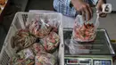 Pekerja menimbang paket setengah kilogram cabai rawit yang siap dijual di Pasar Mitra Tani Klender, Jakarta Timur, Rabu (10/3/2021). Dalam rangka menekan harga cabai di pasar, Kementan menggelar Pasar Cabai Murah di 34 lokasi Jakarta, Bogor dan Bekasi mulai 8-20 Maret. (merdeka.com/Iqbal S Nugroho)