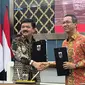 Menteri ATR/BPN Hadi Tjahjanto menyerahkan sertifikat Hak Pengelolaan (HPL) pada lokasi pembangunan tanggul laut (NCICD) untuk kawasan Kelurahan Cilincing dan Kalibaru. (Dok. Istimewa)