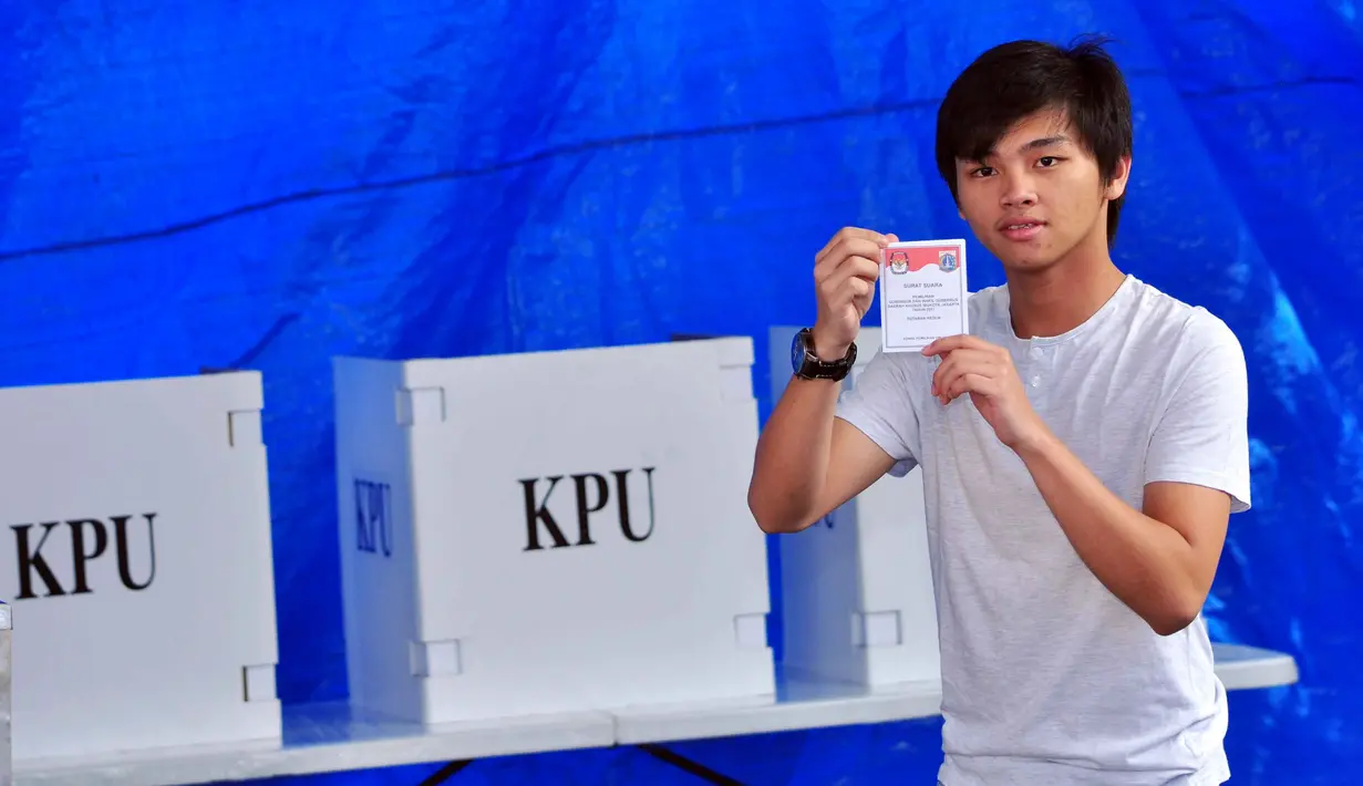 "Senang dan excited. Dari kemarin malam tuh sudah besok gue nyoblos, mau sombong dikit. Karena teman-teman gue sering foto, jadi sekarang gue juga bisa foto," ujar Aldi CJR, di kawasan Palmerah, Jakarta Barat, Rabu (19/4/2017). (Nurwahyunan/Bintang.com)