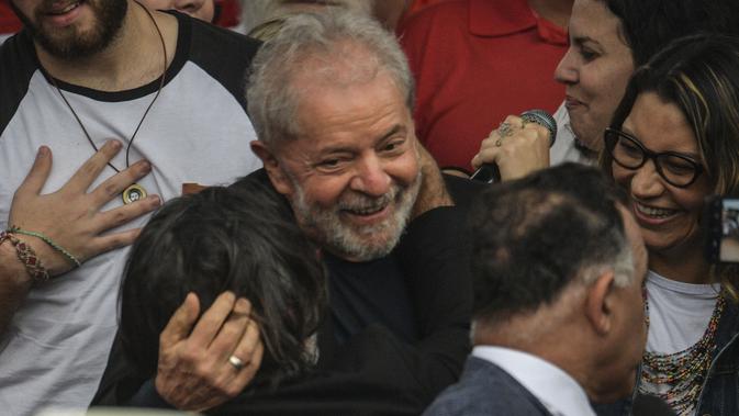 Mantan Presiden Brasil Luiz Inacio Lula da Silva tersenyum setelah dibebaskan di Curitiba, Brasil, (8/11/2019). Seorang hakim memerintahkan pembebasannya setelah putusan Mahkamah Agung bahwa terdakwa hanya boleh dipenjara jika mereka telah kehabisan opsi banding mereka. (AFP Photo/Carl De Souza)