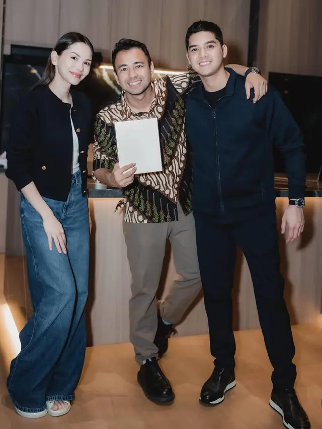 Tampilan Kasual Alyssa Daguise saat Sebar Undangan ke Raffi Ahmad. [@raffinagita1717]