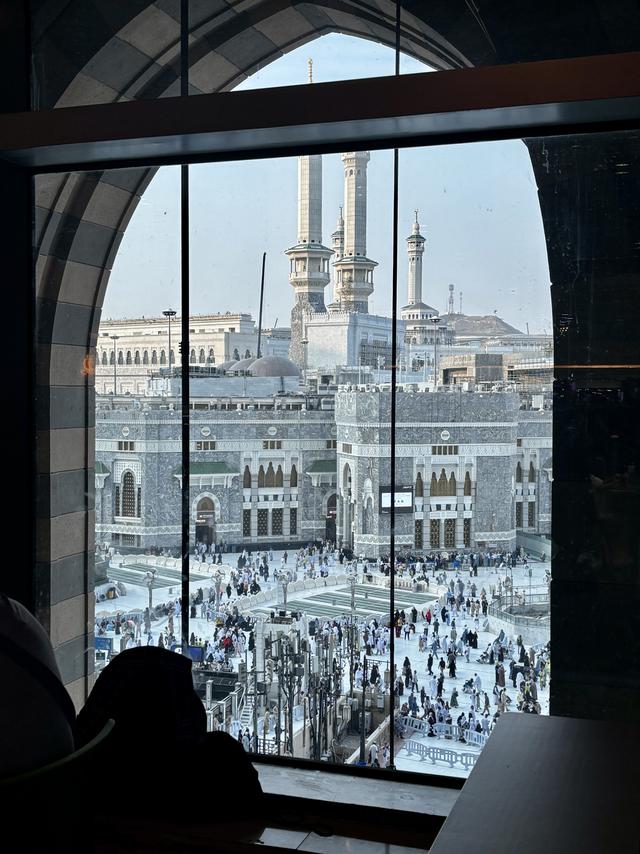 <p>Masjidil Haram dilihat dari lantai P3 Zamzam Tower Mall, Makkah, Arab Saudi. (Liputan6.com/Asnida Riani)</p>