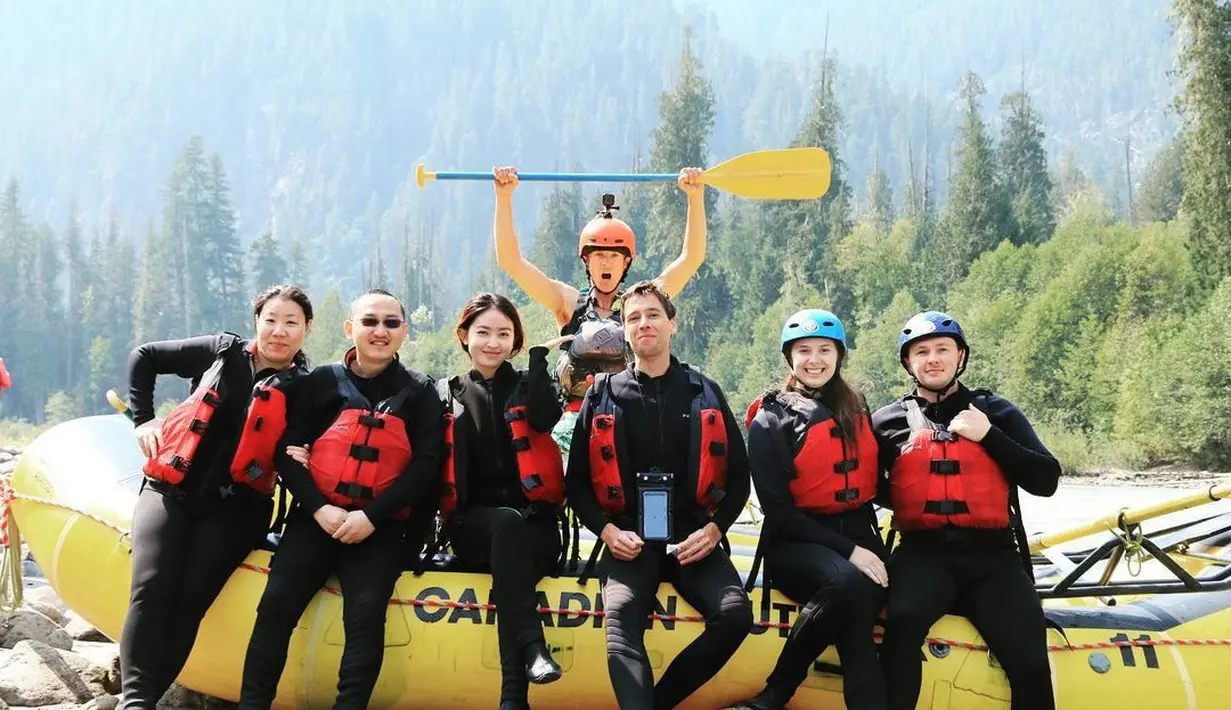 Disebutkan Natasha Wilona, air di Squamish river dengan jarak sekitar 16 km itu memiliki suhu super dingin, yakni air 2 derajat celcius. [Instagram/natashawilona12]