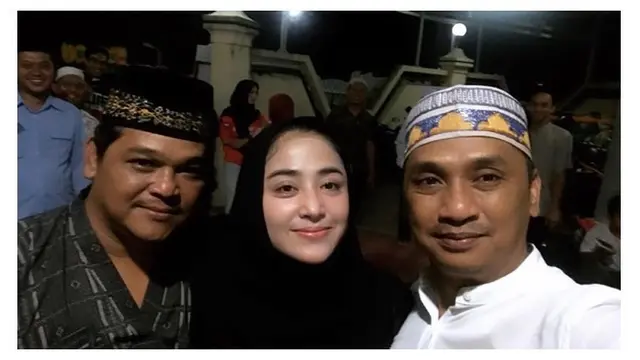 7 Potret Dewi Perssik saat Pakai Hijab, Tuai Pujian