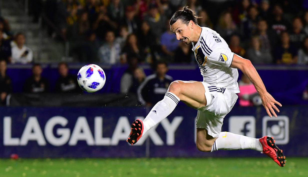 Pemain LA Galaxy, Zlatan Ibrahimovic berusaha mencetak gol ke gawang New Yorks Red Bulls pada laga lanjutan Major League Soccer di Carson, California, 28 April 2018. Ibrahimovic didatangkan LA Galaxy pada tahun 2018. Setahun di Los Angeles, ia tercatat telah mencetak 53 gol dari 58 pertandingan. (AFP/Frederic J. Brown)