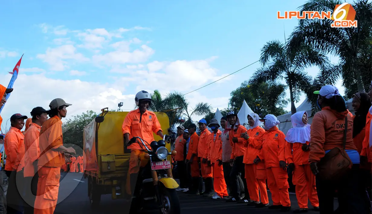  Sejumlah petugas kebersihan Kota Tangerang melakukan pawai dalam pembukaan Festival Tangerang Bersih di Tangerang, Banten, Rabu (23/4/2014) (Liputan6.com/Faisal R Syam).