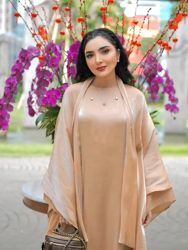 Potret Ashanty Pakai Kaftan Satin