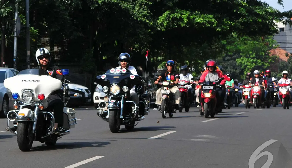  Simpatisan Prabowo-Hatta melakukan konvoi di dekat Tugu Proklamasi, Jakarta, Kamis (10/9/2014) (Liputan6.com/Johan Tallo)