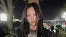 Jennie tampil mengenakan jaket leather hitam dipadukam bawahan denim. [@jennierubyjane]
