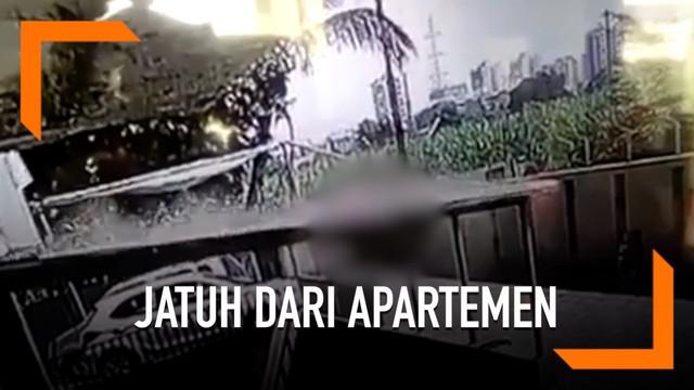 Seorang gadis selamat setelah jatuh dari lantai 12 apartemen. Korban menimpa kanopi di lantai dasar. Menurut dokter, korban mengalami patah tulang tangan dan kaki.