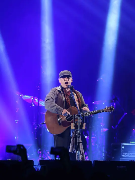 Bukan 'barang baru' musikus ternama Iwan Fals membuat lagu bernada kritik sosial hingga pedas yang dialamatkan ke pemerintah. (Nurwahyunan/Bintang.com)