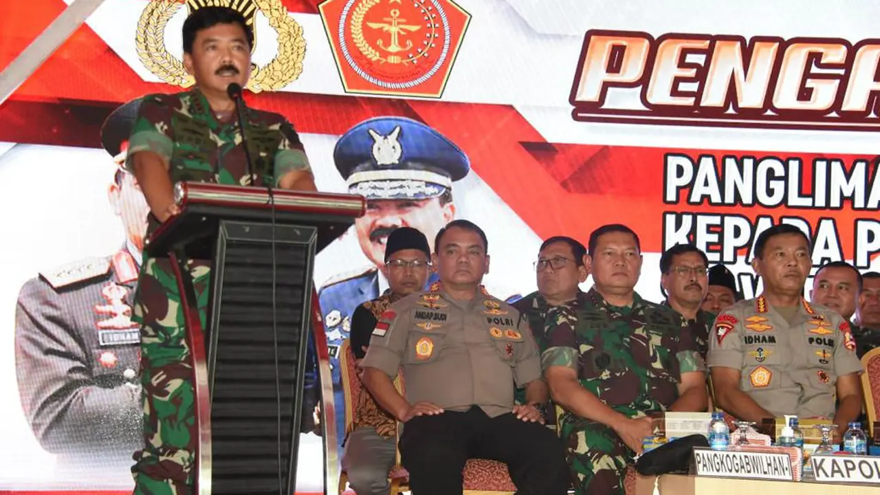 Panglima TNI Marsekal TNI Hadi Tjahjanto didampingi Kapolri Jenderal Pol Idham Azis di Desa Sijantung, Pulau Galang, Kota Batam, Kepulauan Riau, Minggu (8/3/2020).