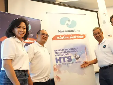 Jajaran Direksi PT Pasifik Satelit Nusantara (PSN) foto bersama seusai mengumumkan rencana peluncuran Satelit Nusantara Satu di Jakarta, Rabu (23/1). PT PSN akan meluncurkan Satelit pada 18 Februari 2019. (Liputan6.com/HO/Ading)