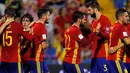 Pemain timnas Spanyol, Isco merayakan gol dengan Gerard Pique usai membobol gawang Albania dalam laga Grup G Kualifikasi Piala Dunia 2018 di Stadion Jose Rico Perez, Jumat (6/10). Satu gol Isco mewarnai kemenangan Spanyol 3-0. (AP/Alberto Saiz)