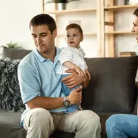 Perbedaan pendapat dalam mengasuh anak (Foto: Freepik.com)