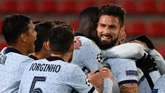 Striker Chelsea, Olivier Giroud, merayakan gol kemenangan bersama rekan-rekannya dalam laga lanjutan Liga Champions 2020/21 melawan Rennes di Roazhon Park Stadium, Rennes, Rabu (25/11/2020). Chelsea menang 2-1 atas Rennes. (AFP/Damien Meyer)