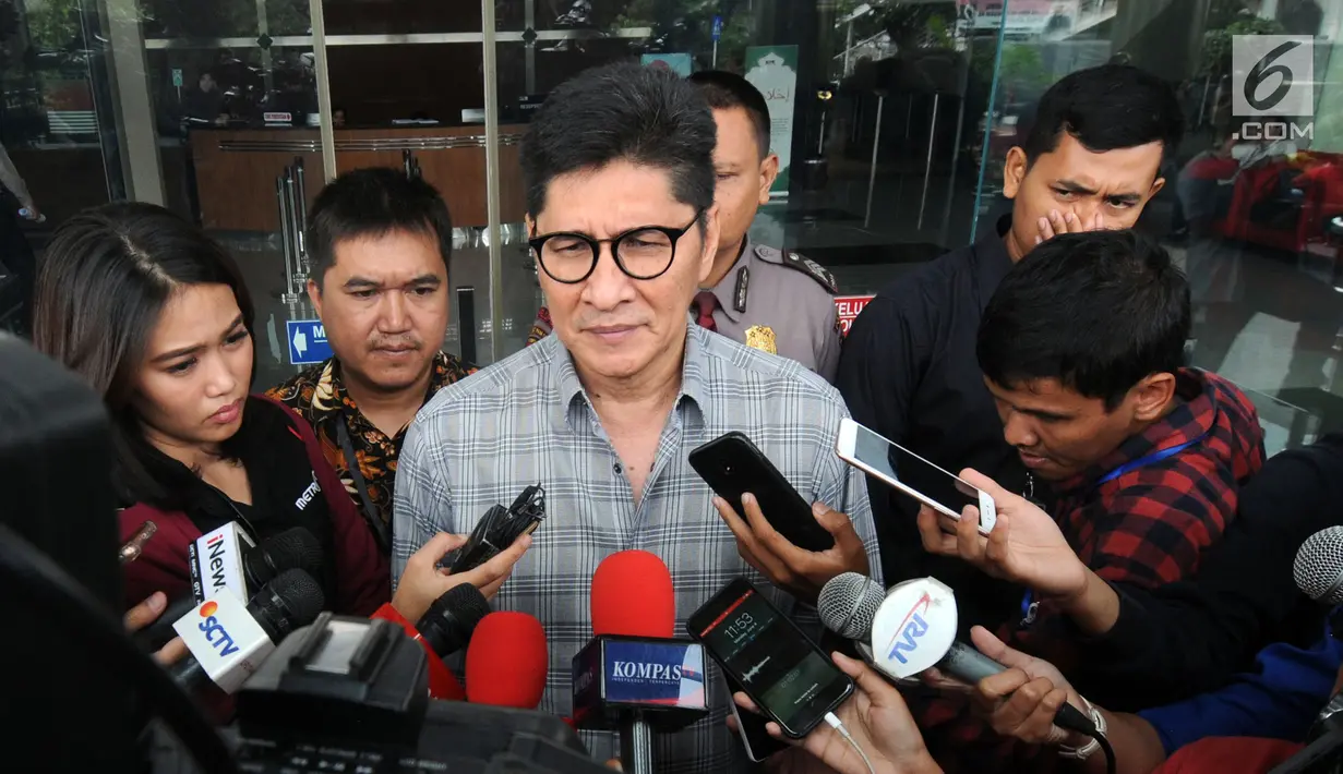 Mantan anggota Banggar DPR Mirwan Amir memberi keterangan kepada awak media usai diperiksa oleh penyidik di gedung KPK, Jakarta, Senin (04/06). (Merdeka.com/Dwi Narwoko)