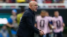 Pelatih Spanyol, Luis de la Fuente, memberikan instruksi dari tepi lapangan dalam pertandingan Grup H Piala Dunia 2026 melawan Uruguay di Zapopan, dekat Guadalajara, Meksiko, Jumat (26/6/2026). (AP Photo/Ricardo Mazalan)