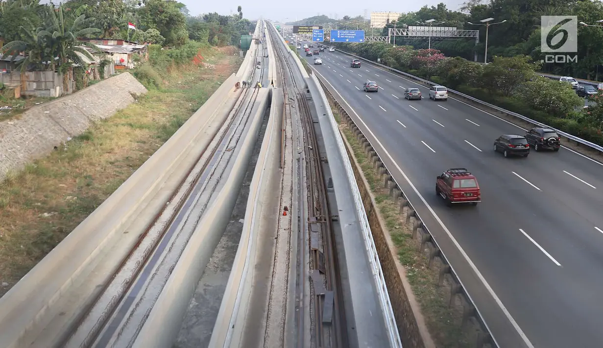 Kendaraan melintas di samping proyek proyek Light Rail Transit (LRT) Jabodebek di Jakarta, Minggu (12/8). Proyek LRT Jabodetabek ditargetkan rampung pada 2019. (Liputan6.com/Immanuel Antonius)