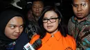 Anggota DPRD Sumatera Utara, Rinawati Sianturi menjawab pertanyaan wartawan usai menjalani pemeriksaan di Gedung KPK, Jakarta, Rabu (4/7). Rinawati merupakan anggota DPRD Sumatera Utara dari Fraksi Hanura. (Merdeka.com/Dwi Narwoko)
