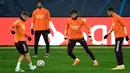 Gelandang Real Madrid, Toni Kroos (kiri), dan rekan-rekannya mengikuti games dalam sesi latihan di Olympiyskiy Stadium, Kiev, Senin (30/11/2020), jelang laga matchday ke-5 Grup B Liga Champions 2020/21 menghadapi tuan rumah Shakhtar Donetsk, Selasa (1/12/2020). (AFP/Sergei Supinsky)