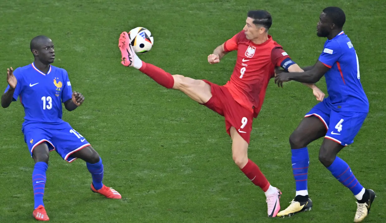 Sementara itu gol Polandia dipersembahkan Robert Lewandowski. (INA FASSBENDER / AFP)