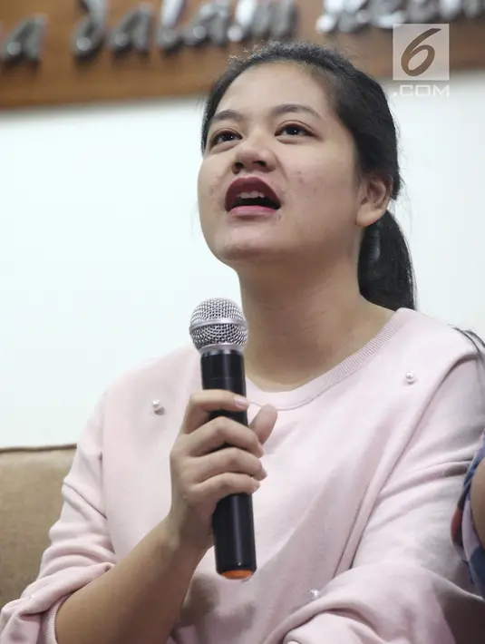 Putri Presiden Joko Widodo atau Jokowi, Kahiyang Ayu memberi keterangan saat jumpa pers di RS YPK Mandiri, Jakarta, Jumat (3/8). Kahiyang Ayu dan Bobby Nasution mengumumkan nama bayi perempuan mereka. (Liputan6.com/Herman Zakharia)