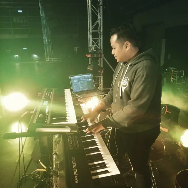 Rixx Dadali, keyboardis grup band Dadali (https://www.instagram.com/p/BNj-17gDgD8/)