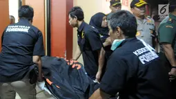 Petugas mengevakuasi kantong jenazah korban jatuhnya pesawat Lion Air JT 610 di RS Polri Kramat Jati, Jakarta Timur (29/10). Sebelumnya sampai pukul 16.50 WIB, sebanyak 7 kantong jenazah tiba di Posko Post Mortem. (merdeka.com/Arie Basuki)