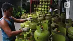 Pekerja menata tabung gas LPG 3 kilogram (kg) di Jakarta, Rabu (16/12/2020). PT Pertamina (Persero) memperkirakan kebutuhan gas elpiji 3 kg naik menjadi 7,50 juta metrik ton pada 2021. (Liputan6.com/Angga Yuniar)
