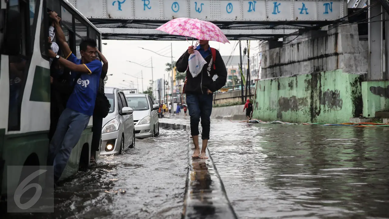 20160421-Banjir Hambat Laju Kendaraan di Depan Ancol-Jakarta