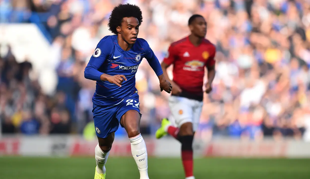2. Willian - Musim lalu pemain timnas Brazil ini ditempat di pos sisi kiri Chelsea. Hal tersebut berimbas kepada tidak maksimalnya penampilan Willian di lapangan hijau. (AFP/Glyn Kirk)