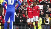 Pemain Manchester United, Marcus Rashford dan Bruno Fernandes merayakan gol yang dicetak ke gawang Leicester City pada laga Liga Inggris di Stadion Old Trafford, Minggu (19/2/2023). Marcus Rashford memborong dua dari tiga gol kemenangan Setan Merah. (AP Photo/Dave Thompson)