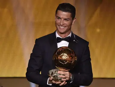 Cristiano Ronaldo terpilih sebagai Pesepakbola Terbaik Dunia 2014 dalam ajang FIFA Ballon d'Or, Swiss, Senin (12/1/2015). (AFP PHOTO/Fabrice COFFRINI)