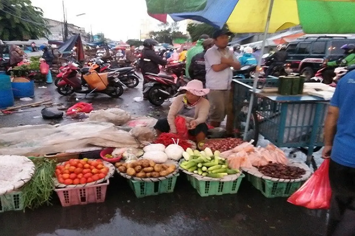 Pedagang sayur Malinda (45) tengah menjajakan dagangannya di Pasar Pondok Gede, Bekasi Jakarta Timur. (Liputan6.com/Bawono)