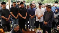 Ketua Umum PSSI, Mochamad Iriawan, turut mengantarkan jenazah Nugraha Besoes ke tempat peristirahatannya yang terakhir di TPU Menteng Pulo, Jakarta Selatan, Senin (6/2/2023) siang. (dok. PSSI)