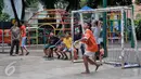 Sejumlah anak bermain sepak bola di RPTRA Amir Hamzah, Pengangsaan, Menteng, Jakarta Pusat, Rabu (1/3). Pemprov DKI Jakarta ajak kembali pihak swasta berkontribusi membangun RPTRA melalui program CSR. (Liputan6.com/Yoppy Renato)