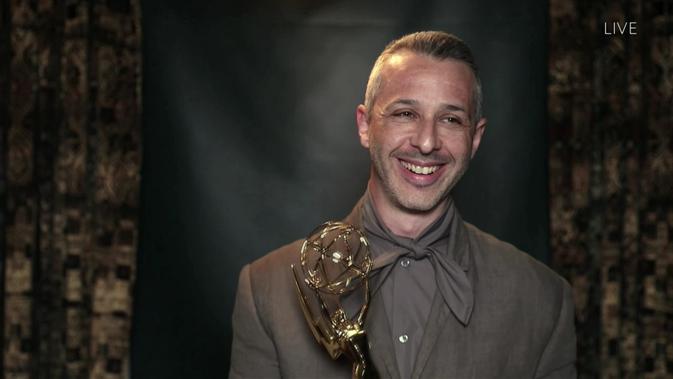 Jeremy Strong menerima piala di Emmy Awards 2020. (Invision for the Television Academy/AP)