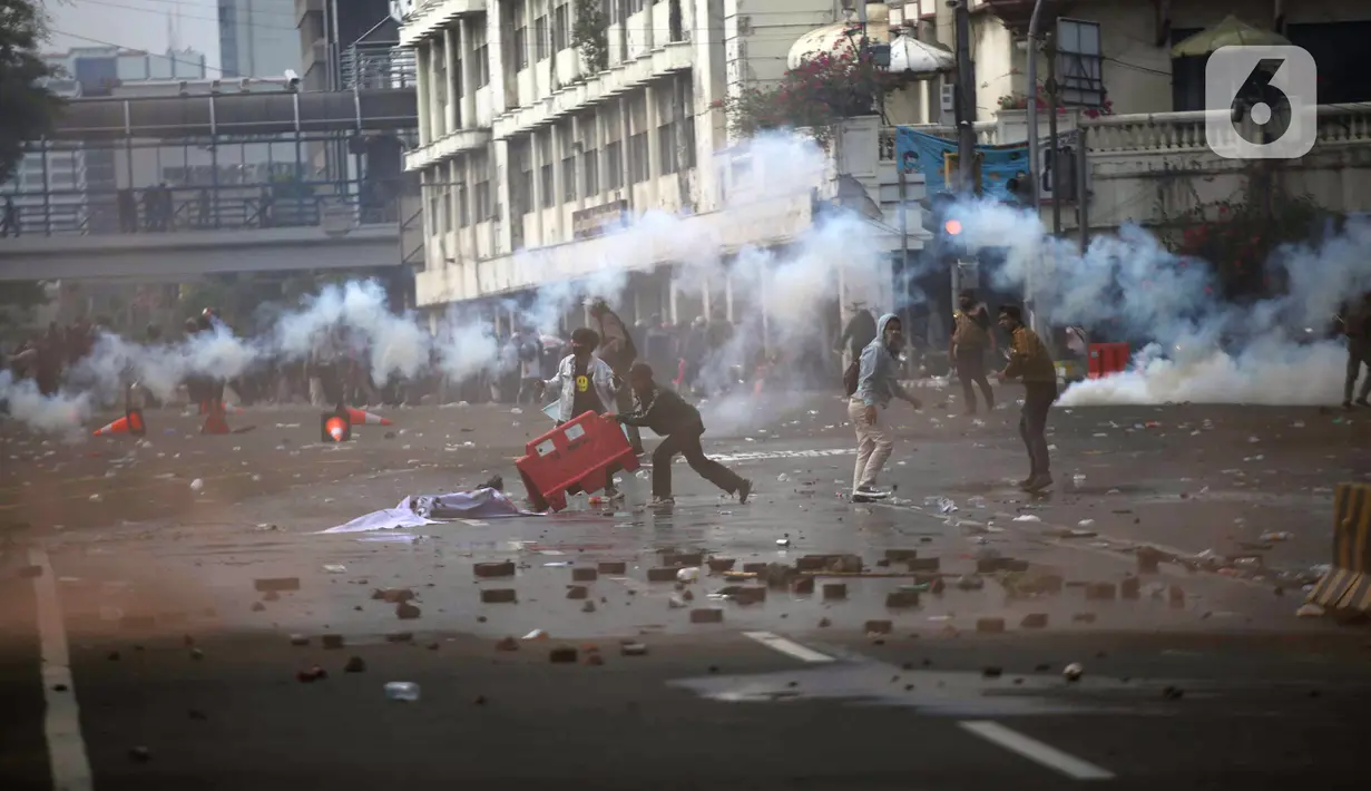 Pengunjuk rasa yang menolak UU Cipta Kerja terlibat bentrok dengan polisi di kawasan Harmoni, Jakarta, Kamis (8/10/2020). (Liputan6.com/Faizal Fanani)