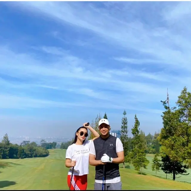 Mesra dan Romantis, Ini Potret Pasangan Artis saat Main Golf
