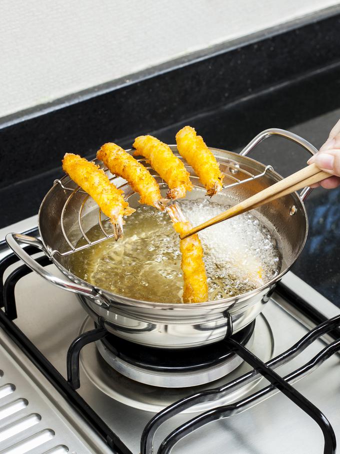 5 Cara Mencegah Minyak Meletup Letup Saat Menggoreng Lifestyle Fimela Com