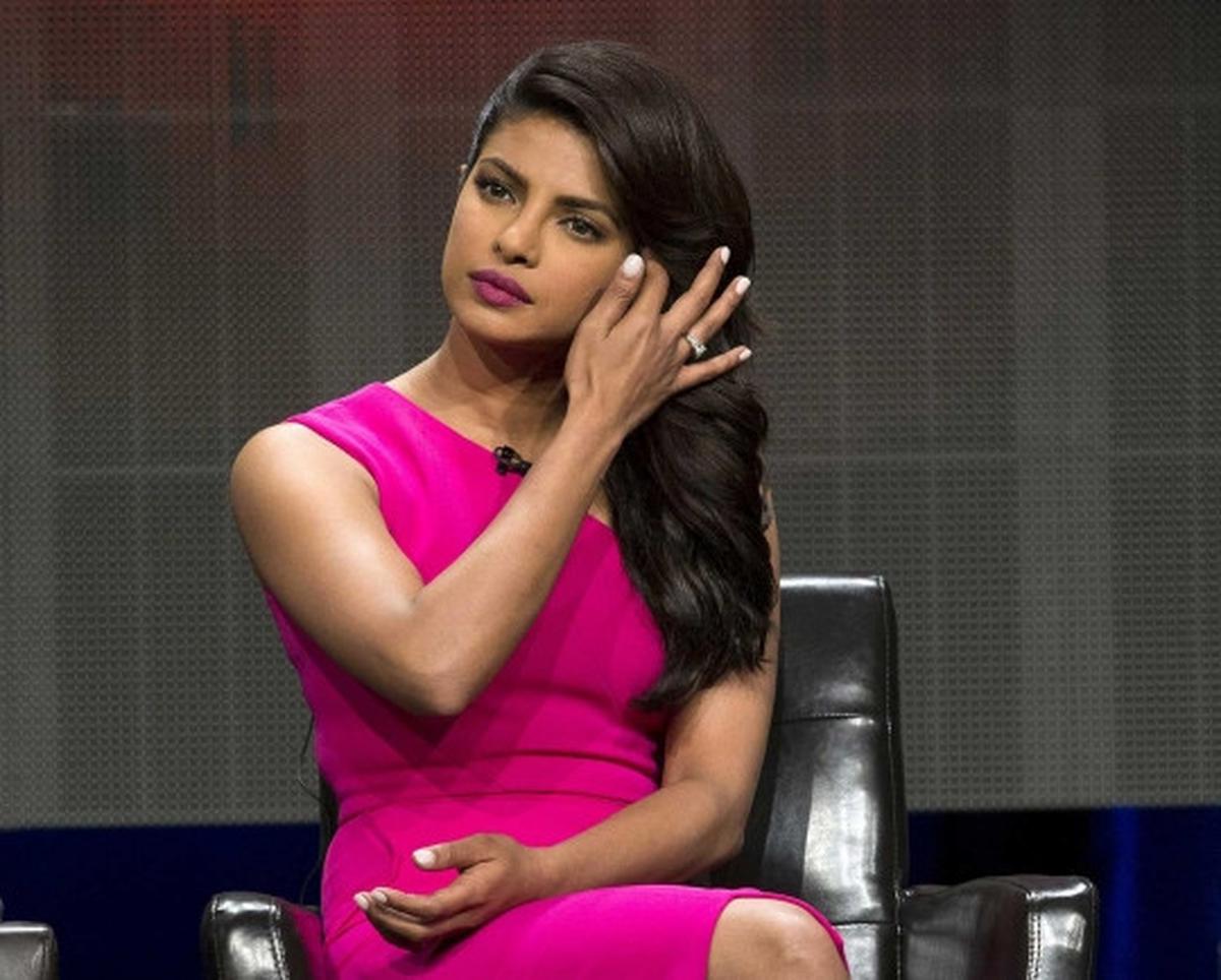 Pose manis Priyanka Chopra dalam balutan gaun pink