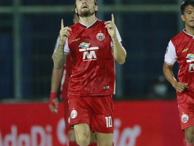 Gelandang Persija Jakarta, Marc Klok (tengah) melakukan selebrasi usai mencetak gol kedua timnya ke gawang Bhayangkara Solo FC dalam laga matchday ke-3 Grup B Piala Menpora 2021 di Stadion Kanjuruhan, Malang, Rabu (31/3/2021). Persija menang 2-1 atas Bhayangkara Solo FC. (Bola.com/M Iqbal Ichsan)