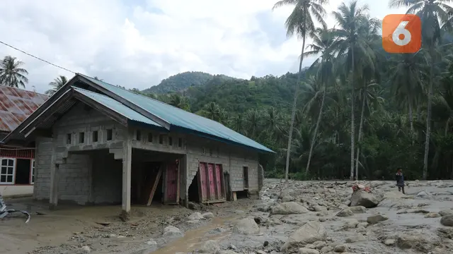 Kondisi rumah warga yang tertimbun lumpur dan batu di Desa Poi, Sigi