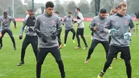 Para pemain Liverpool menggelar sesi latihan jelang laga Liga Champions di Melwood, Liverpool, Senin (25/9/2017). Liverpool akan berhadapan dengan Spartak Moskow. (AFP/ Paul Ellis)