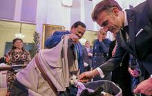 VIDEO: Macron Gemas Lihat Bobby Kucing Prabowo, Nyanyi di Acara Makan Malam