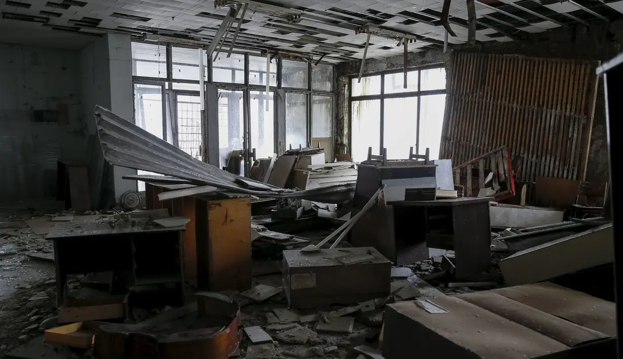 Kondisi salah satu ruangan di  kota Pripyat dekat pembangkit listrik tenaga nuklir Chernobyl di Ukraina, (23/3). Sampai sekarang radiasi di kota ini masih dalam keadaan kritis. (REUTERS / Gleb Garanich)