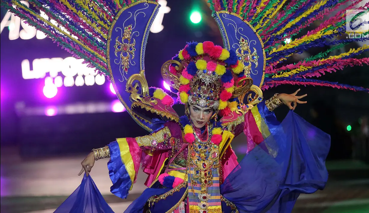 Model membawakan kostum dari ragam budaya Asia pada acara Jember Fashion Carnaval (JFC) di Lippo Mall Kemang, Jakarta, Senin (20/8). JFC yang digelar pada 20 dan 21 Agustus menampilkan lebih dari 50  kostum. (Liputan6.com/Fery Pradolo)